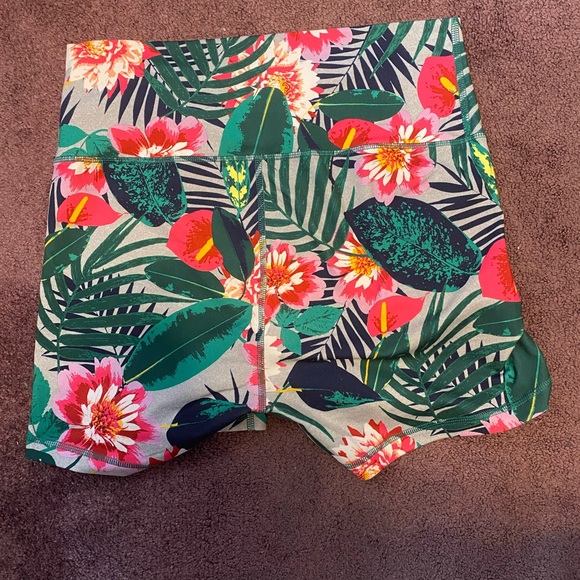 NWOT Old Navy tropical workout shorts size L in Tall - Picture 2 of 3